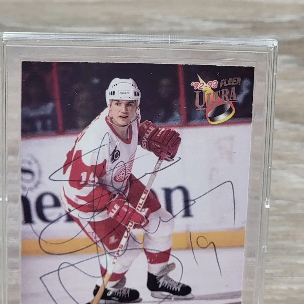 1992-93 Fleer Ultra Steve Yzerman Signed Autograph Card 55 Detroit Red Wings NHL